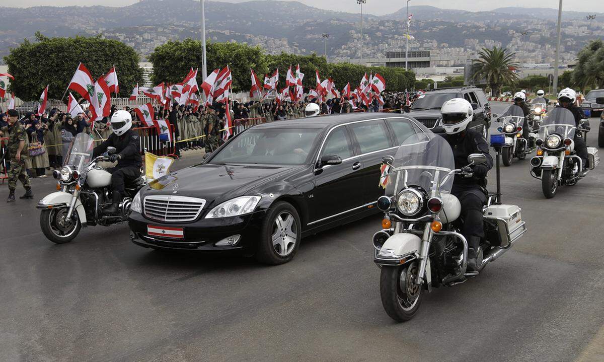 Rot-weiß-rot, ein Vertrautes Bild: Die Libanesen schwenken ihre der österreichischen ähnliche Landesflaggen und winken dem Papst zu, als er den Flughafen per Limousine verlässt.