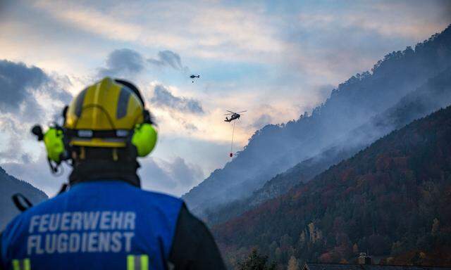 Mehrere Helikopter sind bei der Bekämpfung des Waldbrandes in Niederösterreich im Einsatz.