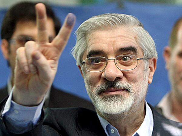Er wagte nach 20 Jahren Politabstinenz ein überraschendes Comeback: Mir-Hossein Moussavi, konservativer Reformer und pragmatischer Technokrat war der gefährlichste Herausforderer des ultrakonservativen Präsidenten Mahmoud Ahmadinejad. Moussavi gilt als frommer Politiker, der die Iraner in den Achtziger Jahren durch harte Zeiten gebracht hat (Krieg gegen den Irak).Nach dem offiziellen Ergebnis hat er die Wahl gegen Ahmadinejad jedoch klar verloren.
