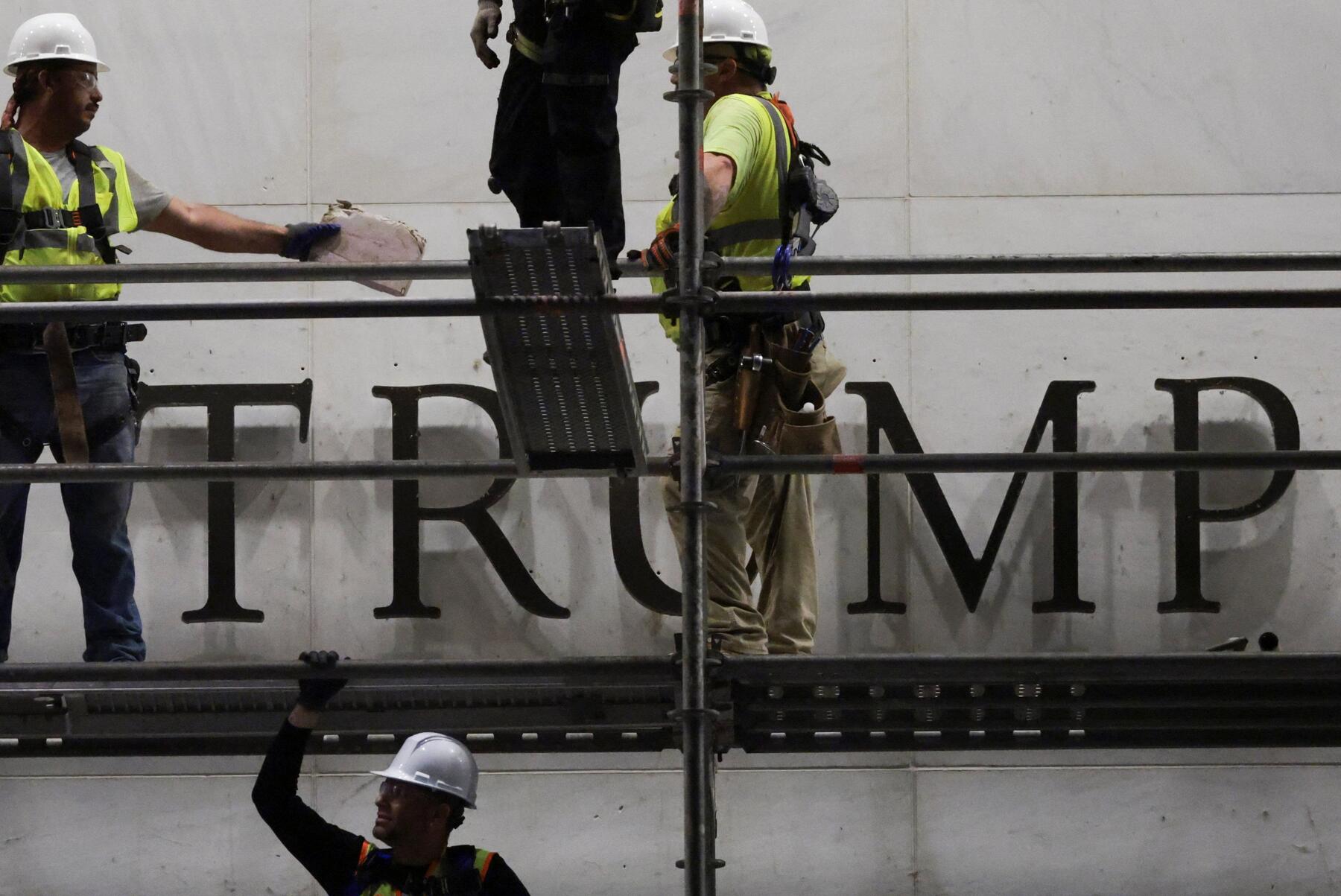 Arbeiter entfernen Trump-Schriftzug von Kennedy Center