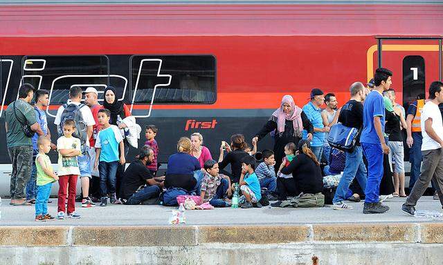 Mehr als 3000 Flüchtlinge reisten von Ungarn aus über Wien in Richtung Deutschland.