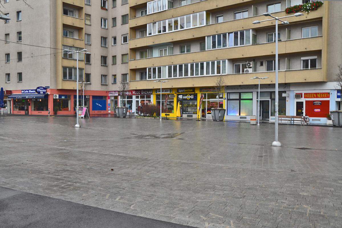 Der Weg führt vom südlichen Ausgang über den Vorplatz der Favoriten Straße. Der jetzt schon nicht besonders frequentierte Bereich der Einkaufsstraße blickt mit einem riesigen Einkaufszentrum im Hauptbahnhof skeptisch in die Zukunft.