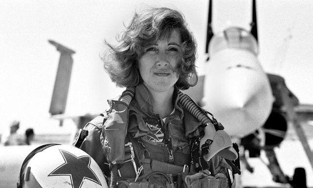 Tammie Jo Shults 1992 vor ihrer F/A-18 "Hornet"