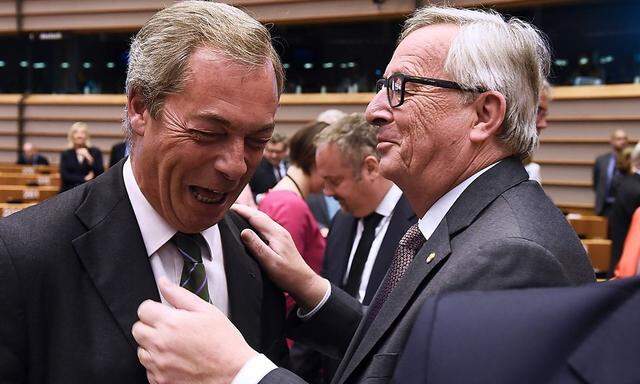 Brexit-Gegner und UKIP-EU-Abgeordneter Nigel Farage mit EU-Kommissionspräsident Jean-Claude Juncker.