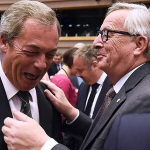 Brexit-Gegner und UKIP-EU-Abgeordneter Nigel Farage mit EU-Kommissionspräsident Jean-Claude Juncker.