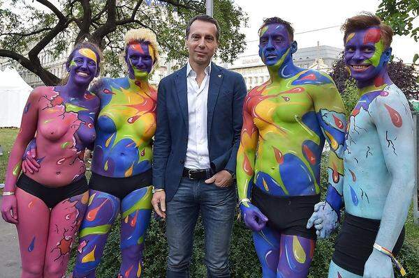 Prominenter Besuch hatte sich heuer angesagt - und er kam tatsächlich. Bundeskanzler Christian Kern (SPÖ) kam, ließ sich fotografieren und sprach: "Ich bin Bundeskanzler und bin auf der Regenbogenparade. Na und? Es ist 2016".