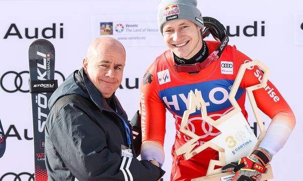 FIS-Präsident Eliasch mit dem Schweizer Skifahrer Odermatt.