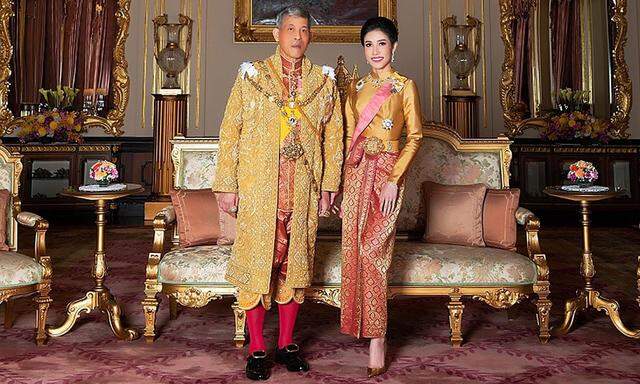 Thailands König Maha Vajiralongkorn mit Sineenat Wongvajirapakdi 