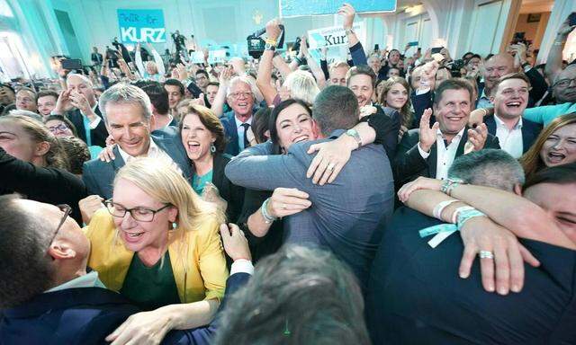 Ende Mai war die ÖVP-geführte Regierung abgesetzt worden. Umso mehr jubelten am Sonntag auch Hartwig Löger, Karoline Edtstadler, Elisabeth Köstinger und Margarete Schramböck über den Wahlerfolg.