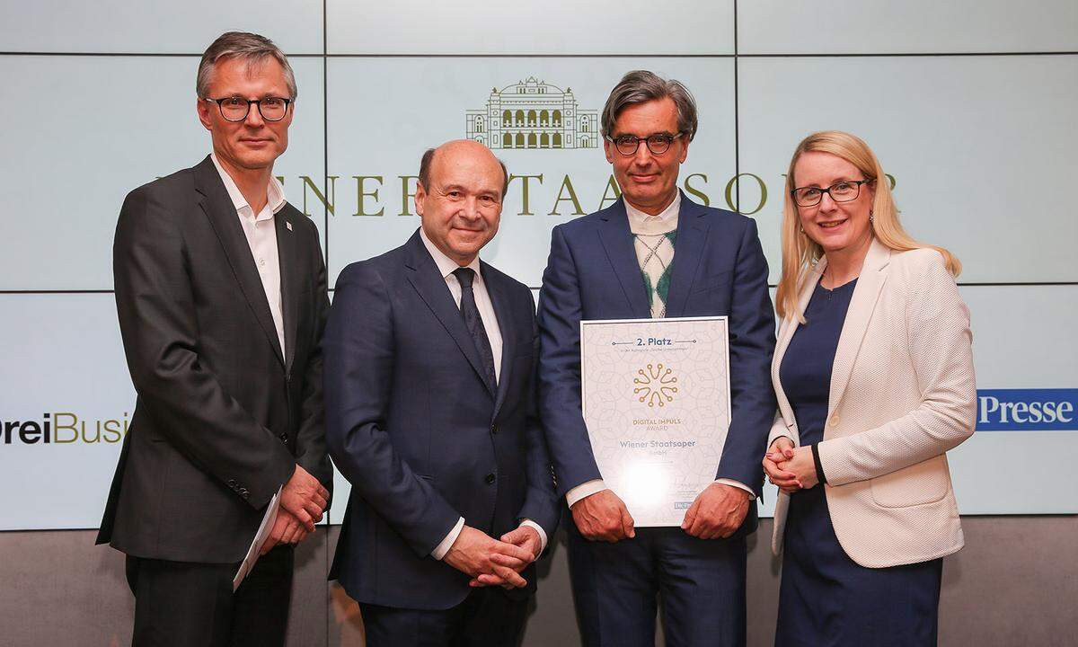 2. Platz große Unternehmen: Wiener Staatsoper GmbH: Drei-CEO Jan Trionow (li.) und Digitalisierungsministerin Margarete Schramböck zeichnen Staatsoperndirektor Dominique Meyer und Christopher Widauer, Head of Digital Development, aus.