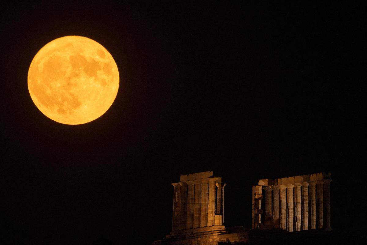 1. August. Ein sogenannter Supermond erstrahlt über dem Tempel des Poseidon bei Athen. Der Vollmond ist der Erde diesmal relativ nahe und wirkt besonders groß.