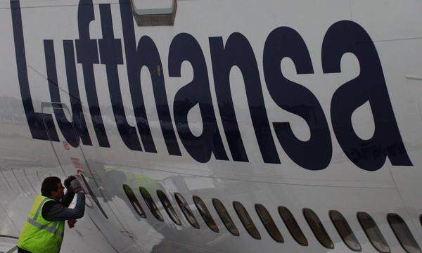 Das Bodenpersonal der Lufthansa-Gruppe in Deutschland geht am Donnerstag in die Tarifverhandlungen.