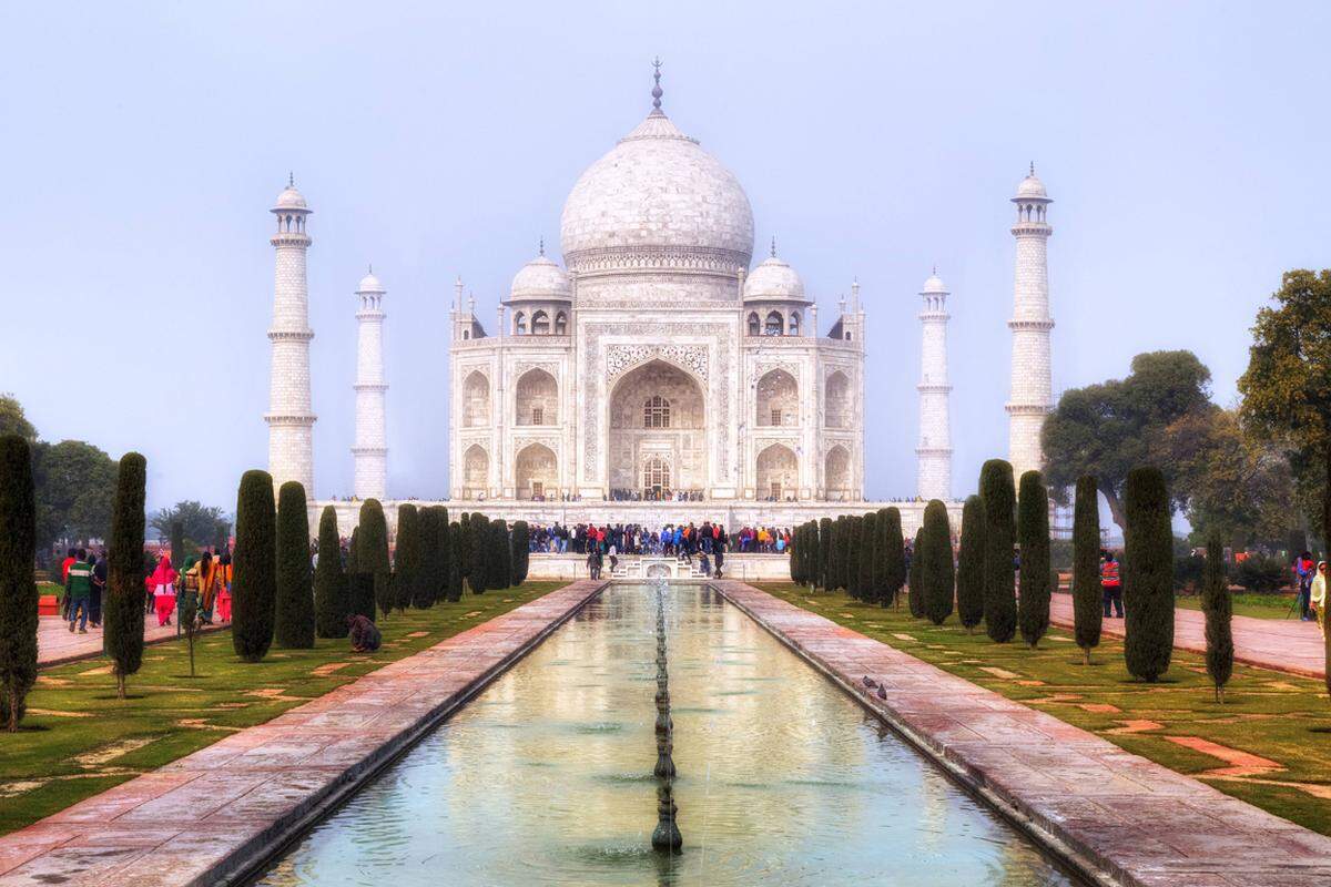 Romantik und architektonische Leistung: Das 58 Meter hohe und 56 Meter breite Mausoleum wurde von Großmogul Shah Jahan im Gedenken an seine große, 1631 verstorbene Liebe Mumtaz Mahal erbaut.