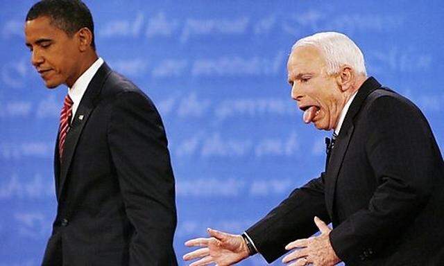 John Mccain und Barack Obama, nachdem McCain fast den falschen Weg von der Bühne genommen hätte