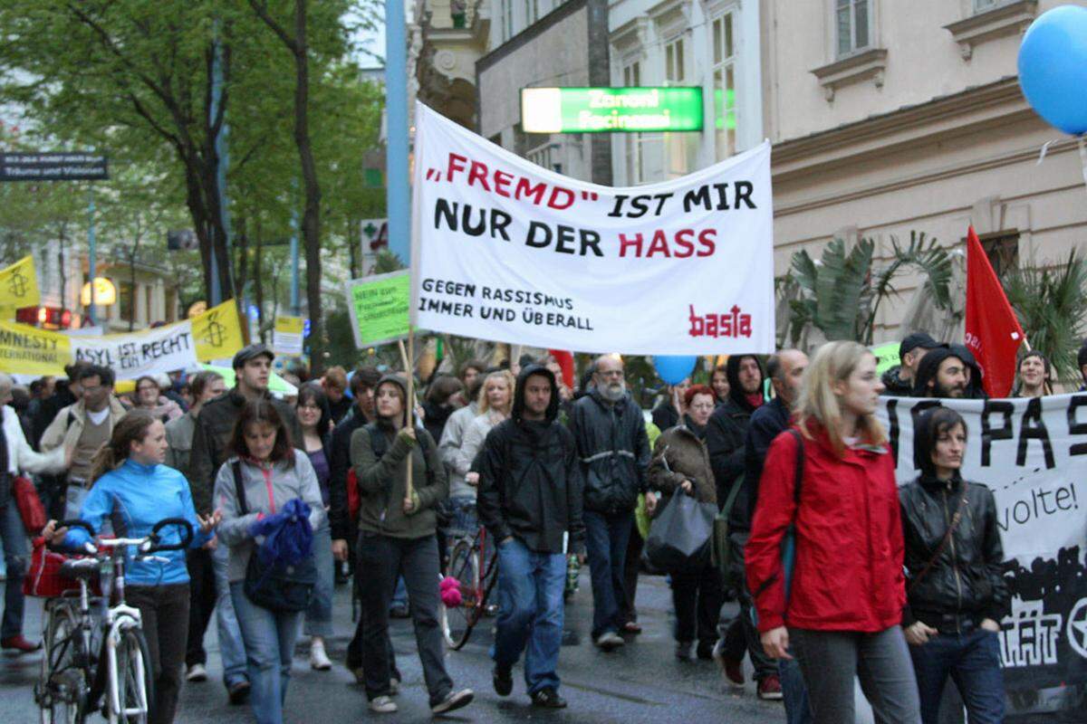 Zum Protest aufgerufen hat die Plattform "Das ist nicht unser Gesetz!", der unter anderem die Organisationen SOS Mitmensch, Asyl in Not oder die Wiener Integrationskonferenz angehören.
