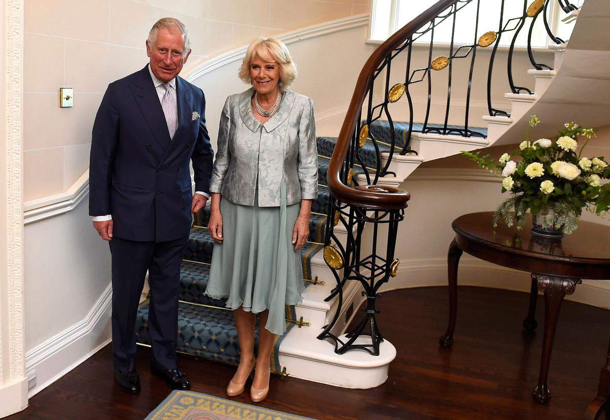 Das Gästebuch im Empfangsraum kündet davon; aufgeschlagen ist eine Seite, auf der sich Prinz Charles und Herzogin Camilla eingetragen haben – unter Glas. „Kürzlich schrieb ein Besucher ,Bill war auch hier‘ auf eine freie Seite“, sagt Liz und klingt noch bei der Erinnerung verletzt.