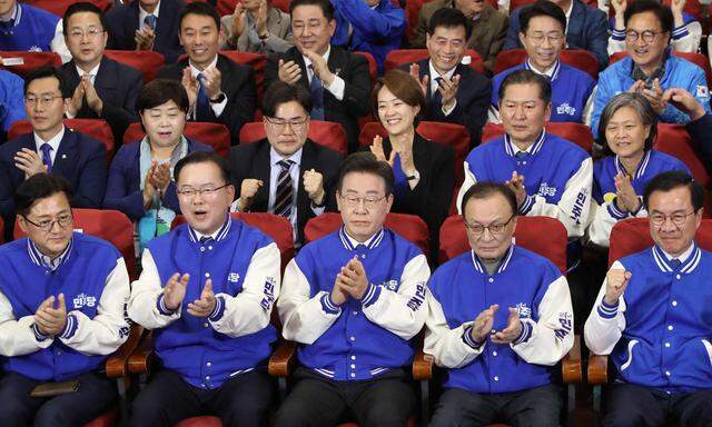 Lee Jae-Myung (Mitte) und Abgeordnete seiner Demokratischen Partei (DP) beim Betrachten der ersten Prognosen nach der Wahl. Sie lagen dabei vorne.