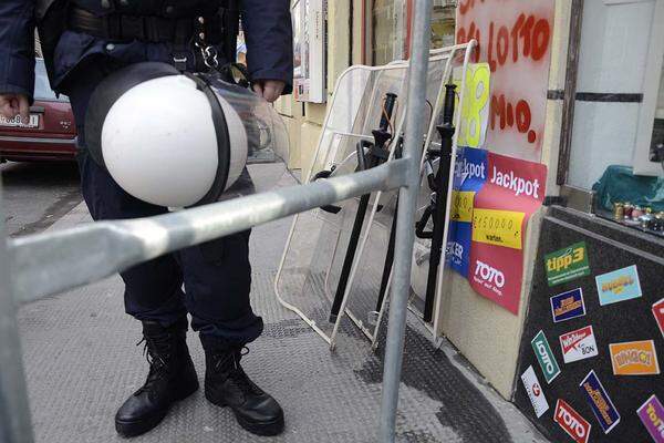 Nur Anrainer wurden von den Polizisten zu ihren Haustoren geleitet.