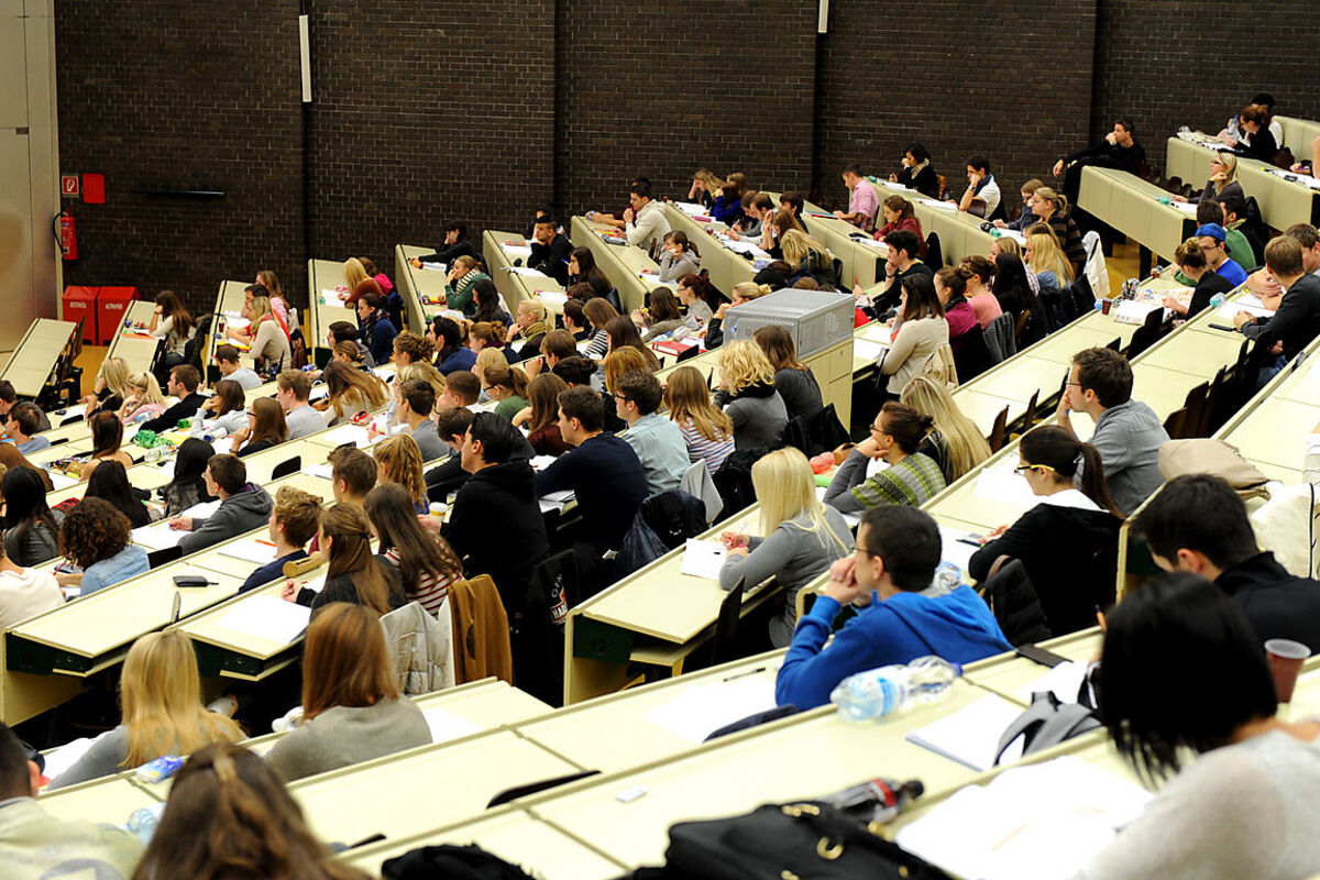 Zum zweiten Mal finden in diesem Jahr die Alpbacher Hochschulgespräche statt. Diese widmen sich den Implikationen des gesellschaftlichen und technologischen Wandels auf die Hochschulen. Erörtert werden etwa die künftigen Anforderungen an die Doktoratsausbildung, das Thema Geschlechtergerechtigkeit und neuen Lehr- und Lernmethoden. In Alpbach fragt man sich: "Wie sollen Hochschulen sich neuen IT- und Lernmethoden anpassen? Wie sollen sie in einem global vernetzen Kontext agieren? Und letztlich – Welche Rolle kann und will der tertiäre Bildungssektor in einer sich ständig verändernden Welt spielen?"  Der Eintritt ist frei.