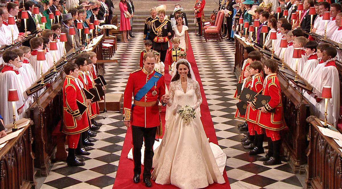 ... Prinz William und Lady Catherine zogen Hand in Hand aus der Kirche aus.