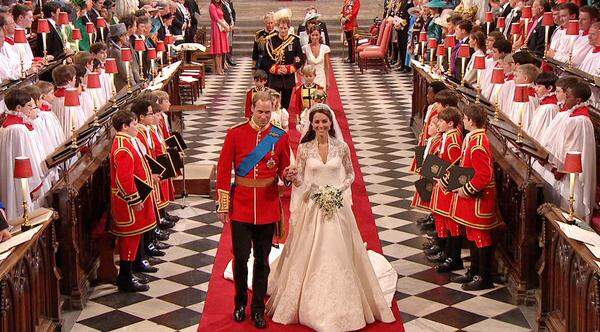 ... Prinz William und Lady Catherine zogen Hand in Hand aus der Kirche aus.