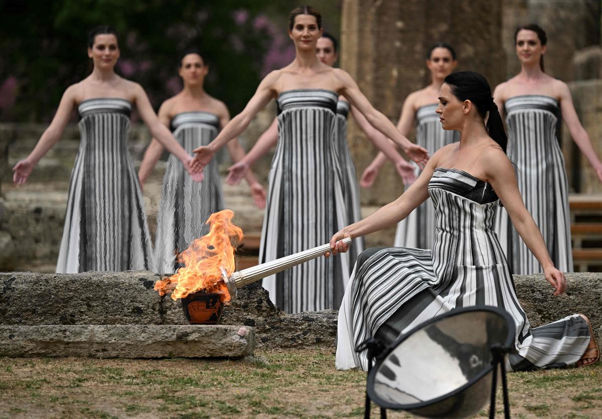 16. April. Das olympische Feuer für die Sommerspiele in Paris ist am Dienstag in der antiken Stätte von Olympia in Griechenland entzündet worden. Wegen der fehlenden Sonne wurde die Fackel mit einem Feuer entzündet, das bei der Generalprobe entfacht worden war.