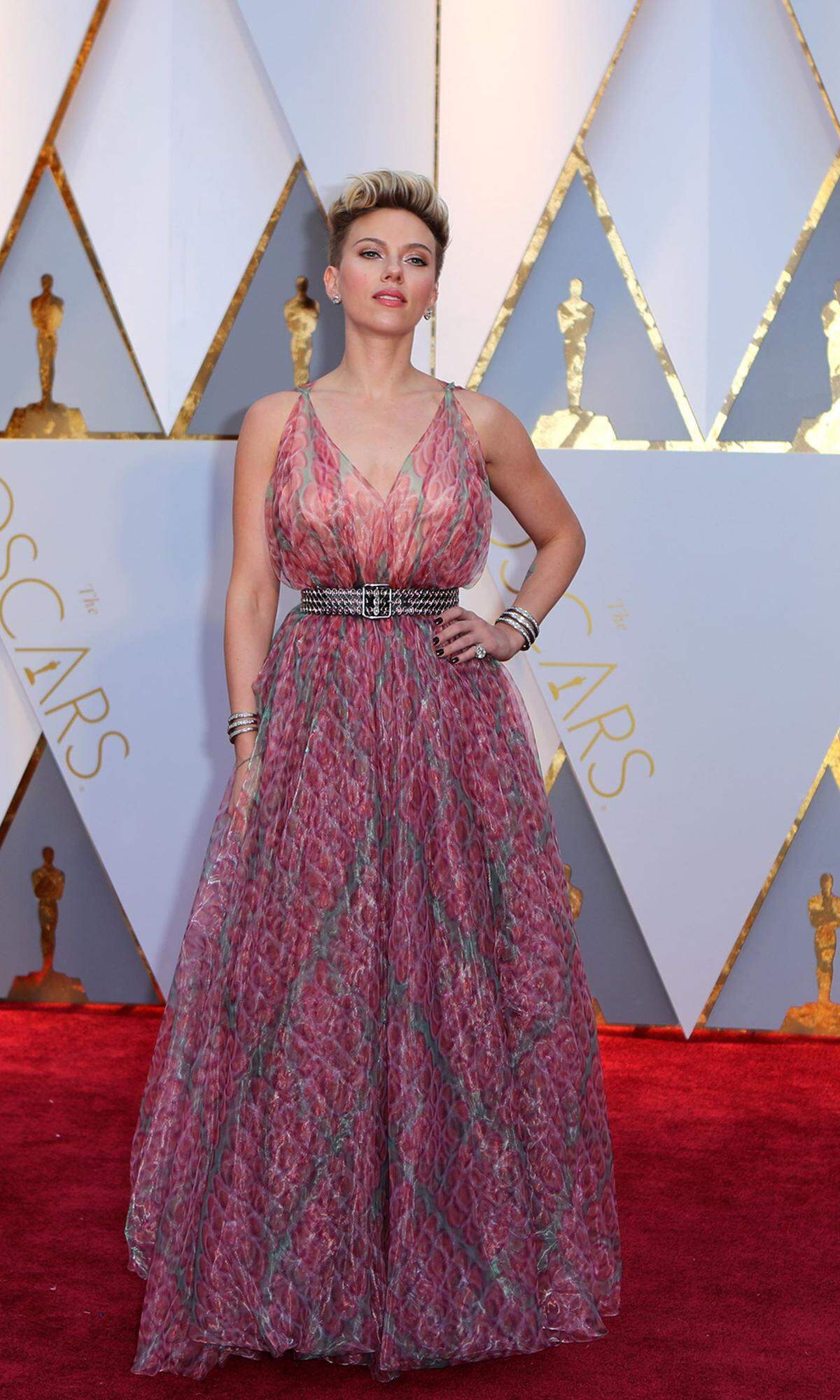 Scarlett Johansson zeigte sich blumig und mit flotter Frisur.