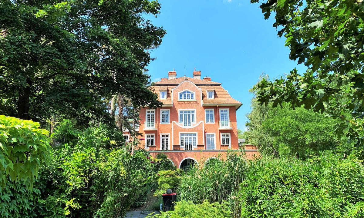 Jahrhundertwende-Villa in Maria Enzersdorf mit Ausblick auf die umgebenden Weingärten.