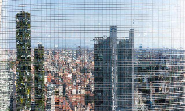 Ein Gebäude voller Spiegelfenster: Der UniCredit Tower in Mailand. Die Aktie der Großbank hat  sich auf Ein- Jahres-Sicht fast verdoppelt.