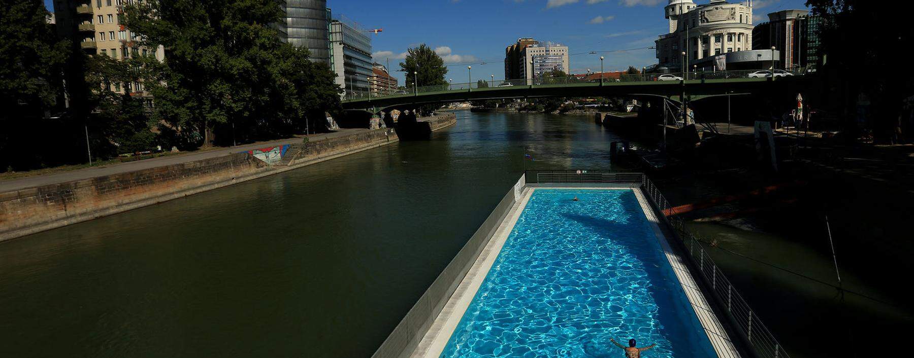Das Badeschiff am Donaukanal hat bereits geöffnet, die städtischen Bäder folgen – wie immer – am 2. Mai