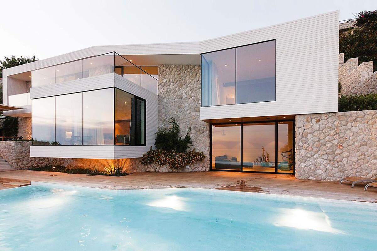 Das "Haus V2" im kroatischen Dubrovnik kombiniert traditionelle Elemente mit zeitgenössischem Design. Das Architekturstudio 3LHD nutzte dafür Materialien wie Stein, Holz und Glas.