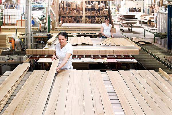 In einem eigenen Plattenwerk werden die Naturholz­platten produziert.