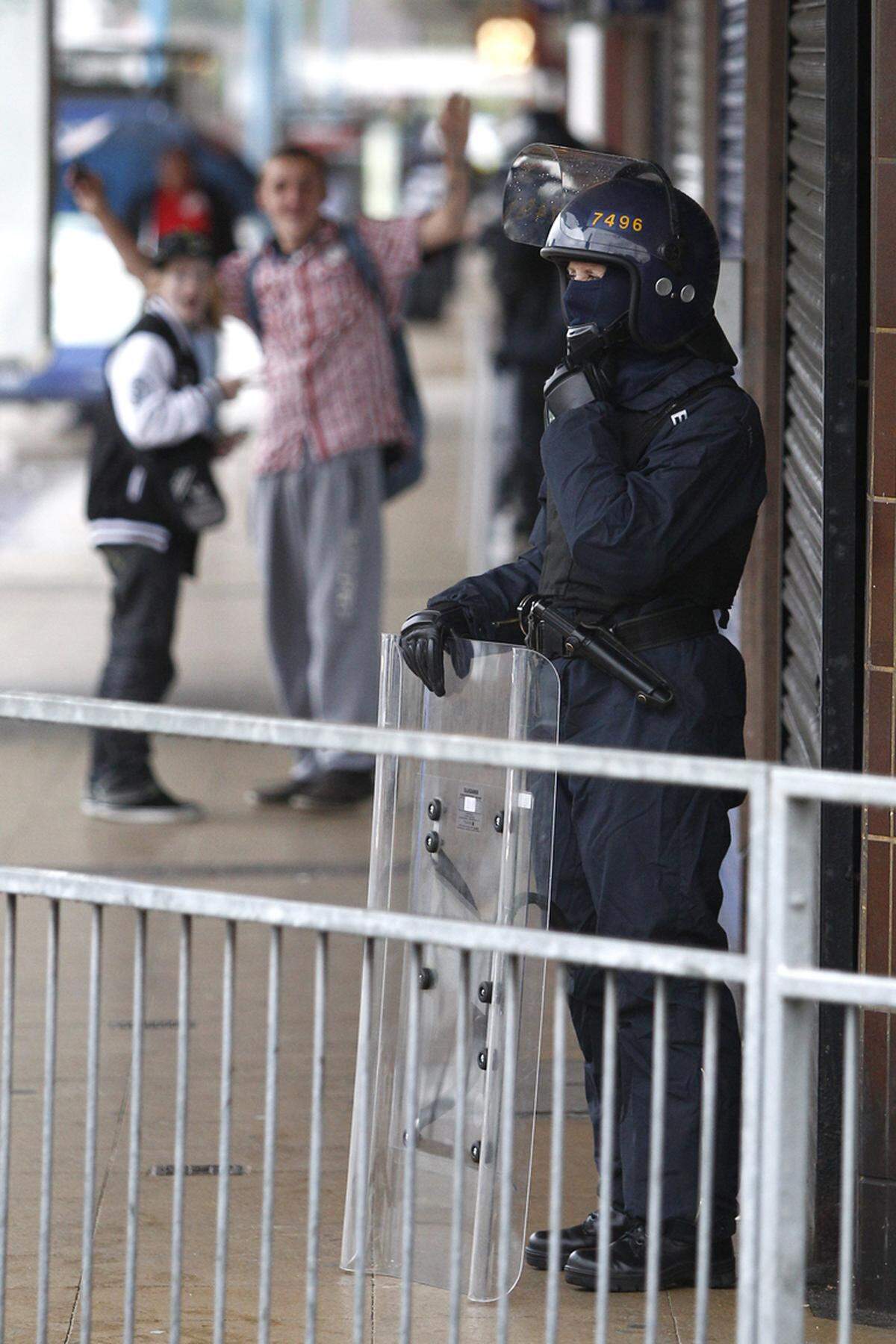 Nicht zuletzt durch die massive Polizeipräsenz wurden die Unruhen nach vier Nächten eingedämmt. Allein in London waren 16.000 Beamte im Einsatz.