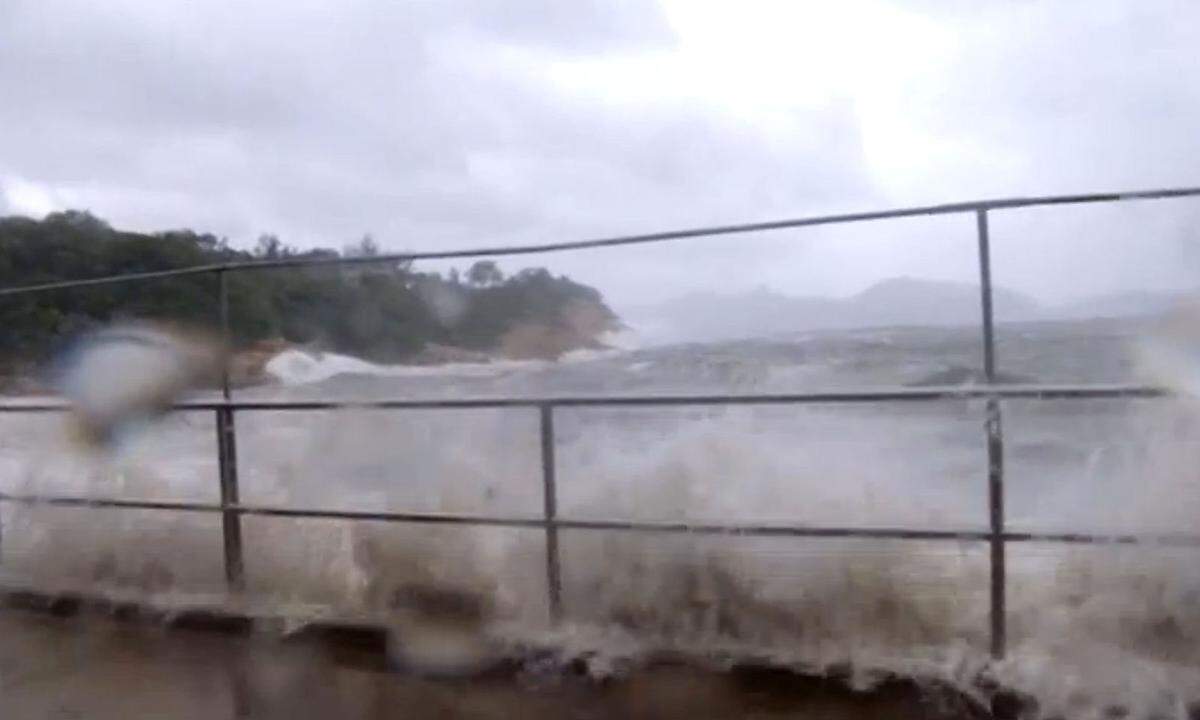 Auf der Insel Lantau, die zu Hongkong gehört, brachten Rettungskräfte die Bewohner eines Fischerdorfes in Sicherheit, das überflutet wurde.