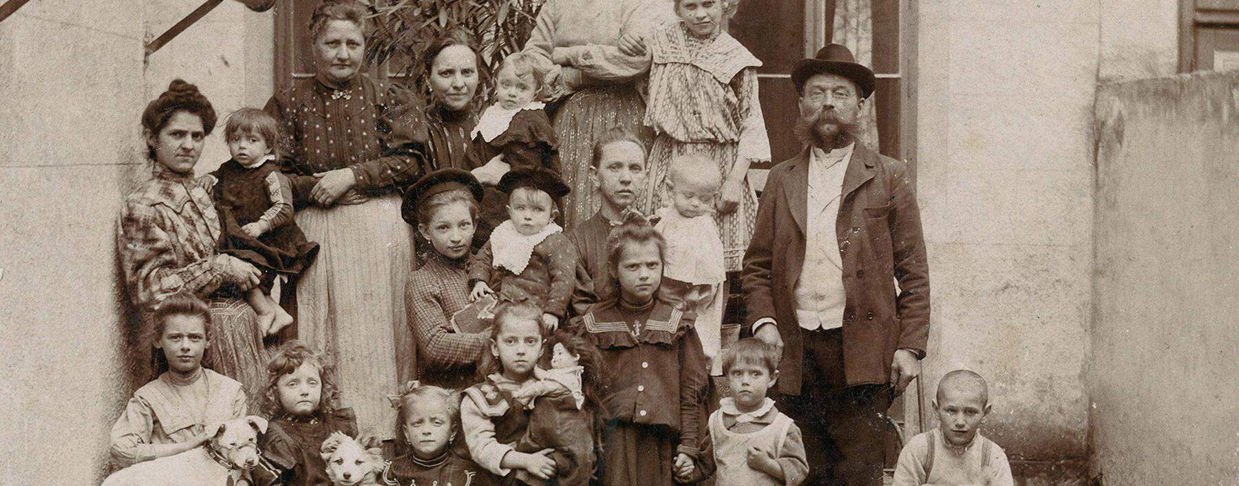 Woher komme ich? Diese Frage wollen Anbieter von DNA-Analysen zur Ahnenforschung lösen. Im Bild: Eine kinderreiche Familie im Hinterhof eines Wiener Vorstadthauses um 1910.