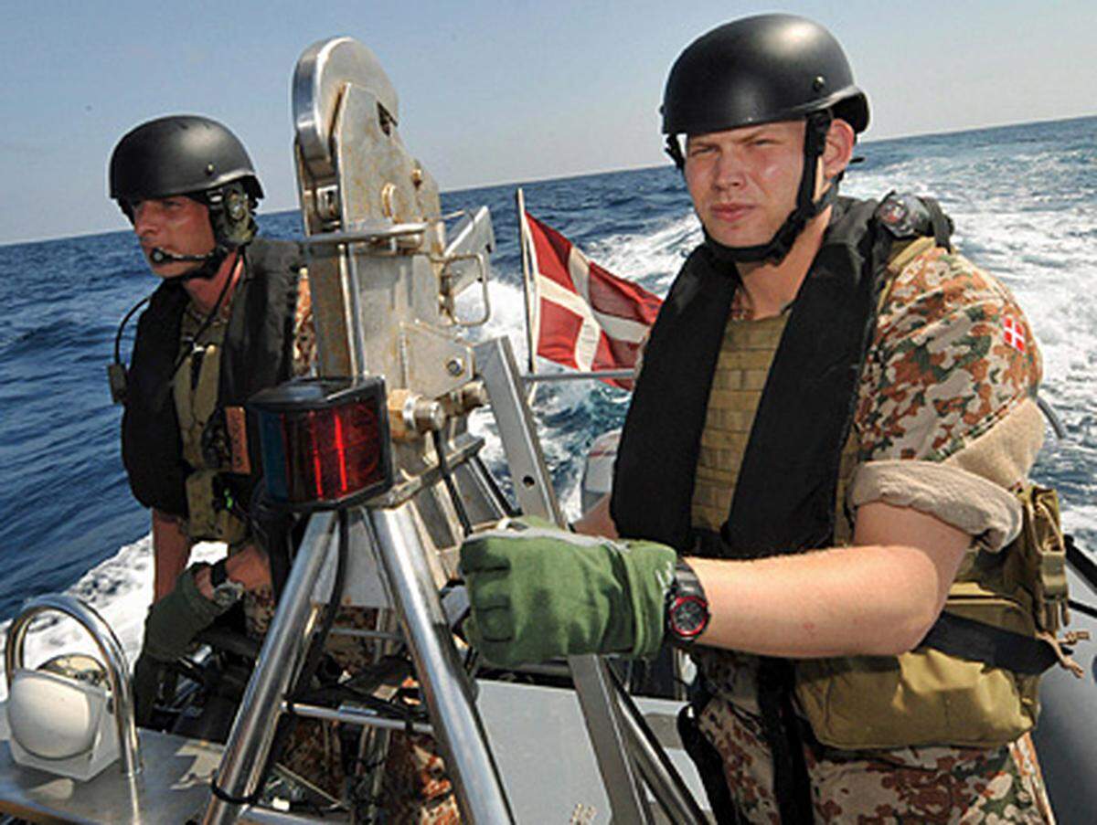 Rund 25 Kriegsschiffe aus Europa, den USA, China, Russland und anderen Staaten versuchen, Handels-Schiffe zu beschützen. Immer wieder haben sie Angriffe vereitelt und Piraten gefangen genommen.Im Bild: Dänische Soldaten operieren im Golf von Aden.