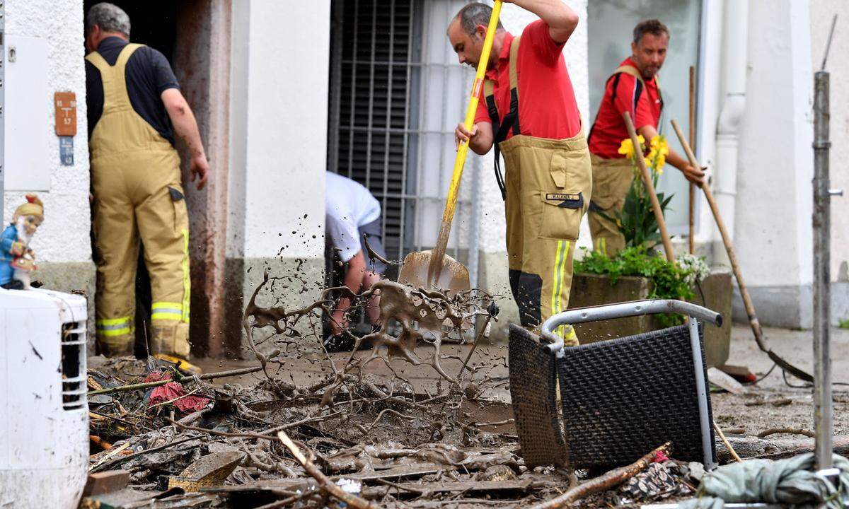 Feuerwehrleute und Freiwillige schaufelten Schlamm, Äste und Schwemmgut aus den Eingängen der Häuser in den betroffenen Straßen. Vor einer Bar lagen dicke Äste und Autoteile. Auch mit Baggern und Kehrmaschinen wurde Schwemmholz und Schlamm beseitigt.