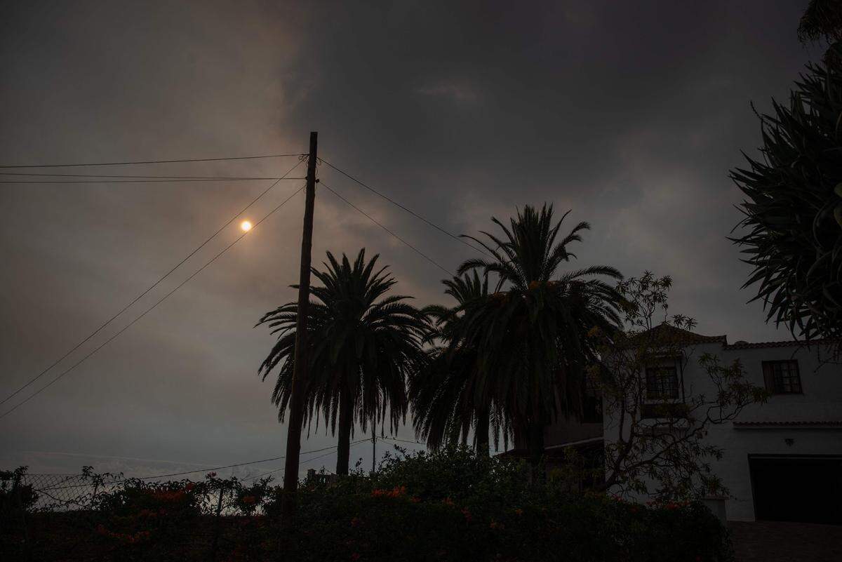 Auch dort wüten Flammen. Auf diesem Foto steigt Rauch auf La Palma auf den Kanarischen Inseln auf - die Flammen haben 5000 Hektar niedergebrannt.