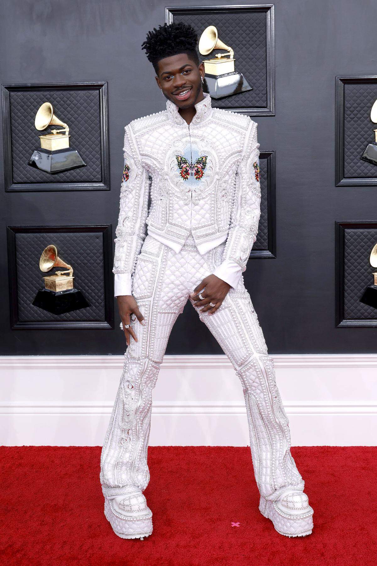Im weißen, extravaganten Anzug kam Rapper Lil Nas X. Er war in fünf Kategorien nominiert und trug Balmain.