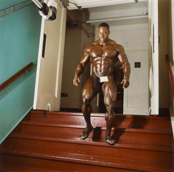 Muskulös auf der Treppe.