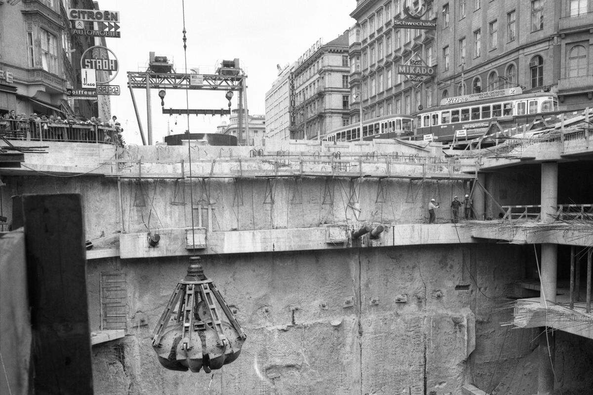 Die ersten Bauarbeiten begannen dann schon ein Jahr später, und zwar am 3. November 1969 - vor genau 45 Jahren. Anfangs wurde gleichzeitig an drei U-Bahn-Linien gebaut.Bild: Bauarbeiten am Karlsplatz.