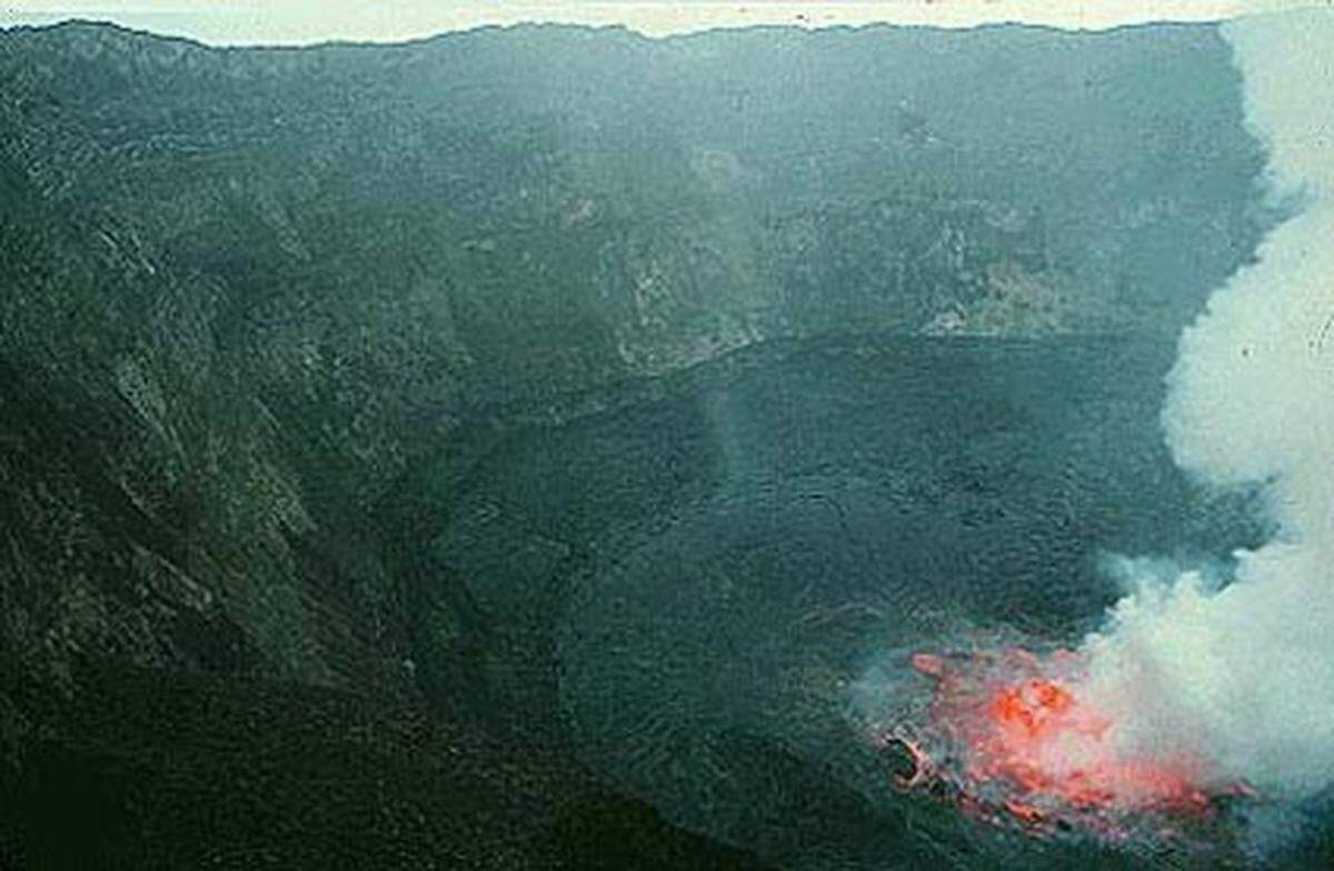 Nyiragongo, Kongo: Mindestens 70 Menschen starben, nachdem der Ausbruch Lavamassen mit etwa 100 Km/h talwärts beförderte. Grund dafür ist die einzigartige Beschaffenheit des Vulkans. Sein Lavasee ist stets flüssig, bricht ein Teil der Seitenwand ein, stürzt das geschmolzene Gestein rasend schnell ins Tal.