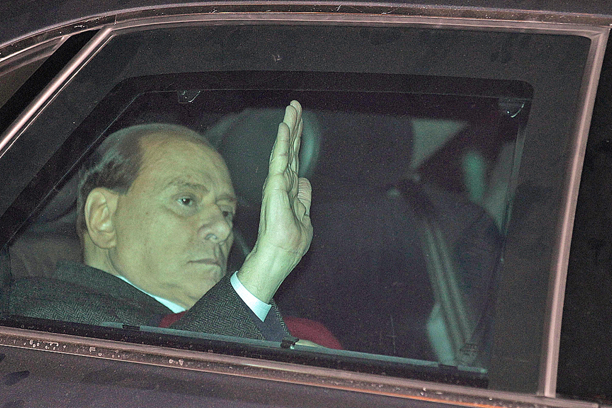 Italiens berühmtester "Cavaliere" hat unzählige Affären, Eskapaden und Prozesse überstanden. Die Schuldenkrise übersteht er aber nicht. Im Sog der finanziellen Turbulenzen verliert Regierungschef Silvio Berlusconi die Mehrheit im Parlament und tritt zurück. Eine Experten-Regierung um Ex-EU-Kommissar Mario Monti übernimmt das Kommando.