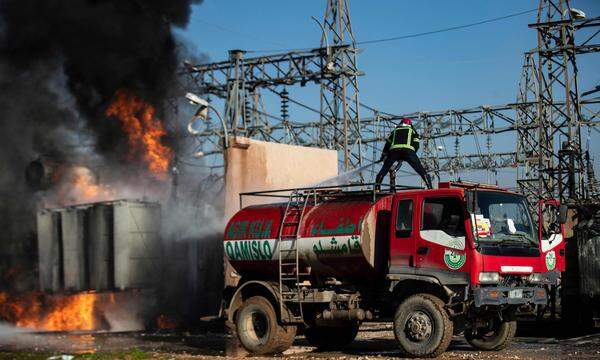 Brand in einem Eletrizitätswerk. Das türkische Militär greift Infrastruktur im kurdisch kontrollierten Nordsyrien an.