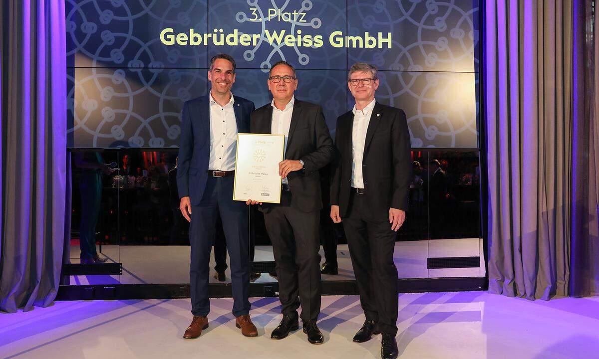 Platz 3 in der Kategorie Transformation geht an die Gebrüder Weiss GmbH. Im Bild: Wolfgang Brunner, Head Project - & Portal Management, Vorstand Jürgen Bauer, sowie Rudolf Schrefl, CEO von Drei Österreich.