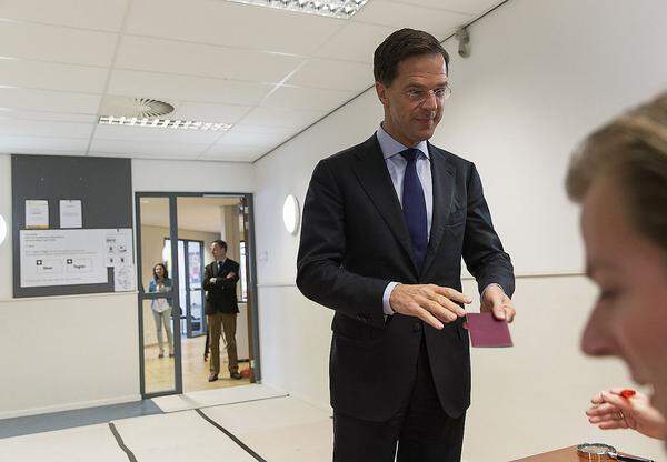 Platz 8 der wertvollsten Staatsbürgerschaften geht an die Niederlande. Im Bild: Hollands Premierminister Mark Rutte zeigt seinen Reisepass vor einer Volksabstimmung in Den Haag