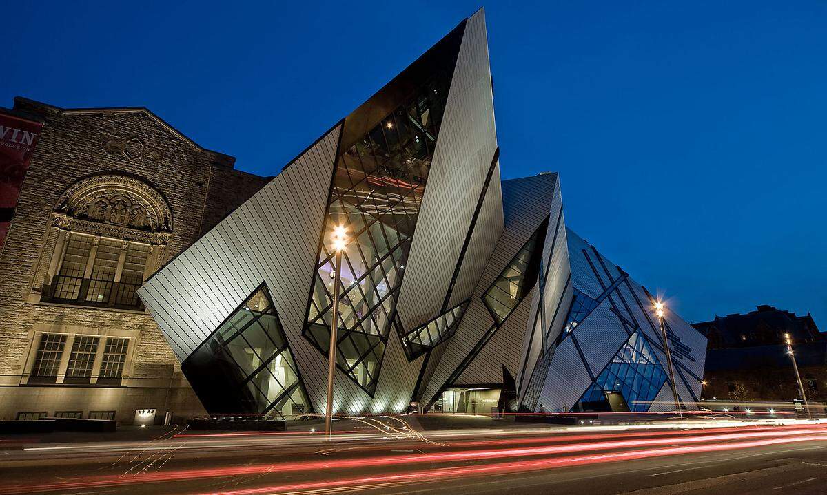 Für den spektakulären Museumsanbau von Stararchitekt Daniel Libeskind wurden 3500 Tonnen Stahl verbaut. Fünf ineinander verschachtelte Formen aus Glas, Aluminium und Stahl ragen über das Gebäude des 1914 gegründeten Royal Ontario Museums in Toronto, das im klassisch-viktorianischen Stil erbaut wurde. 