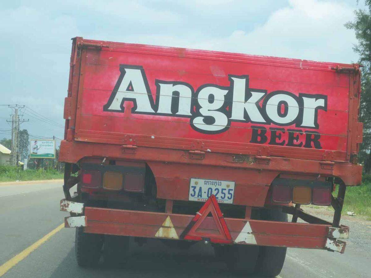 Der Driver drängt auf die Weiterfahrt, und so sind wir bald wieder auf der Landstraße. in Sihaoukville – das erfahre ich zuletzt – befindet sich die größte Brauerei des Landes, Angkor Beer. „My country, my beer“, zitiert der Driver zufrieden den Werbespruch.