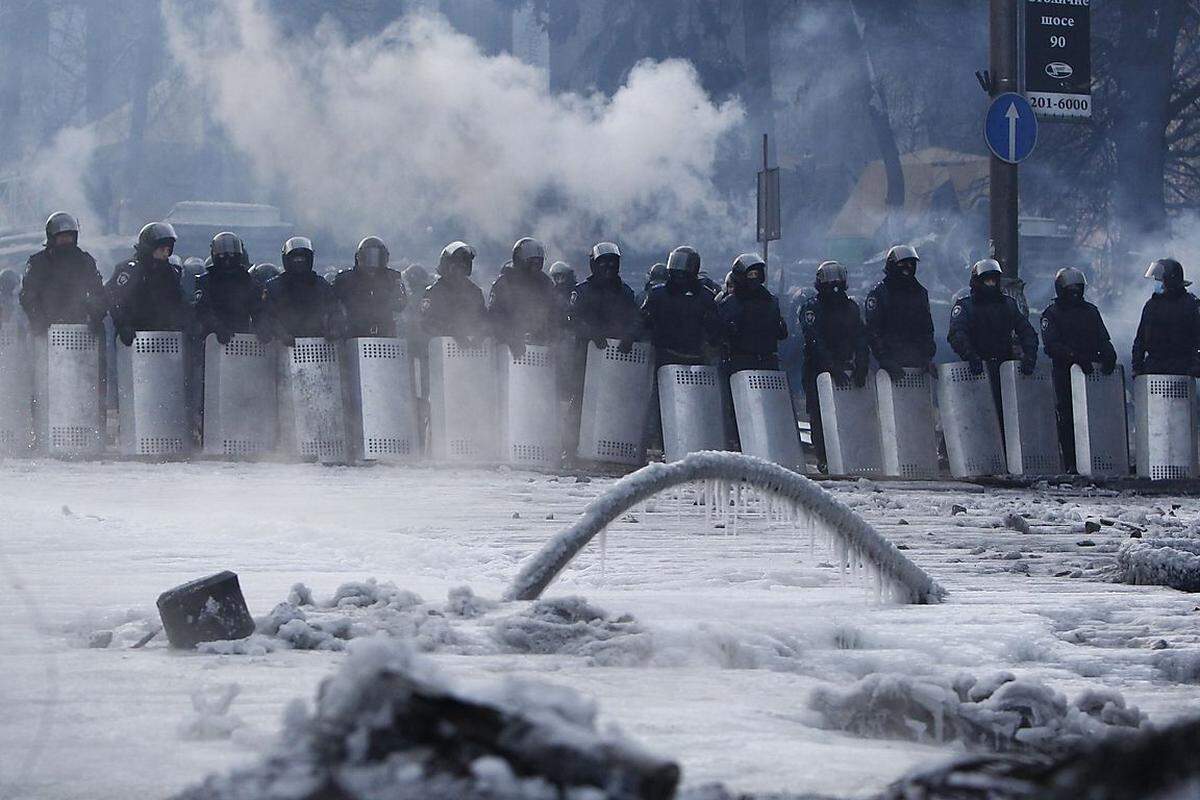 Die Proteste in der Ukraine arten immer öfter in Gewalt aus. In der Nacht auf Montag stürmten radikale Demonstranten das Justizministerium in der Hauptstadt Kiew. Oppositionsführer Vitali Klitschko versucht, die Lage zu deeskalieren, was jedoch immer schwieriger ist. Es wird befürchtet, dass sich Teil der Protestbewegung weiter radikalisieren. Bilder eines gewaltsamen Aufstands.