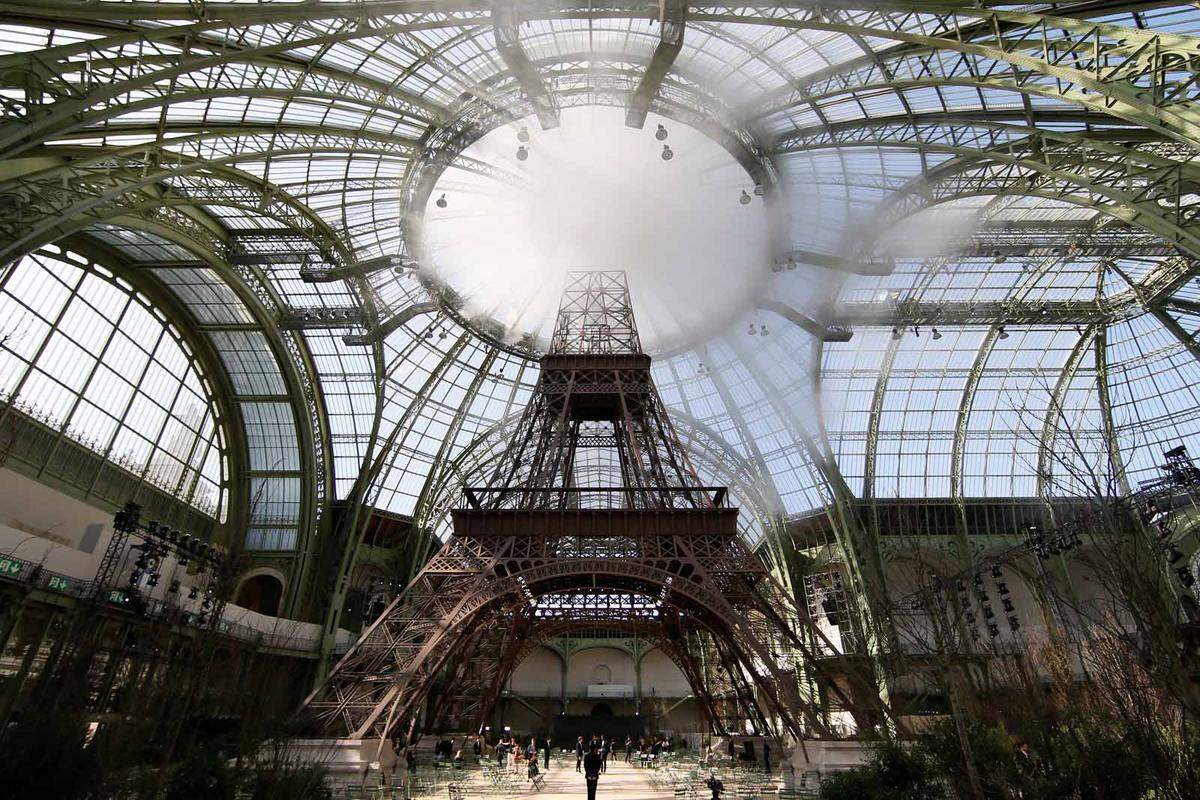 Seit 1994 verwirklicht Set-Designer Stefan Lubrina Lagerfelds Visionen. Hier sehen Sie einen Auszug seiner schönsten Bilder. Eine riesige Nachbildung des Eiffelturms ragte für die  Kollektion Herbst/Winter 2017/2018 an die Decke des Grand Palais.